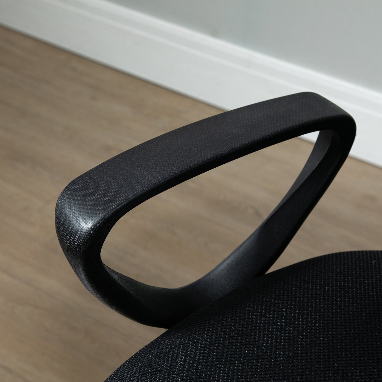 Vinsetto Bürostuhl Ergonomischer Schreibtischstuhl mit Armlehnen und Verstellbarer Fußring، Höhenverstellbarer Drehstuhl mit Netzbespannung Schwarz