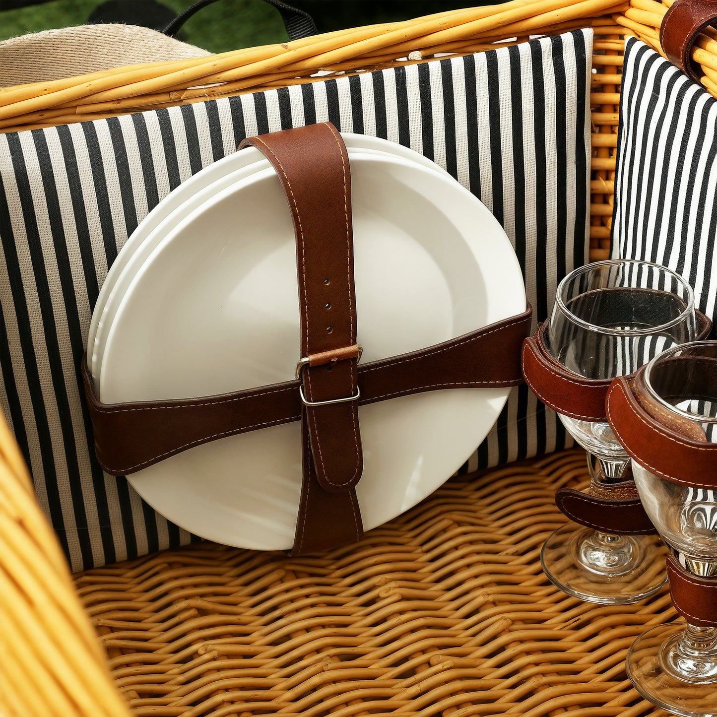 Outsunny Picknickkorb aus Weidenholz Picknickkoffer für 4 Personen mit Picknickdecke Besteck Set, Flascheöffner Hellbraun