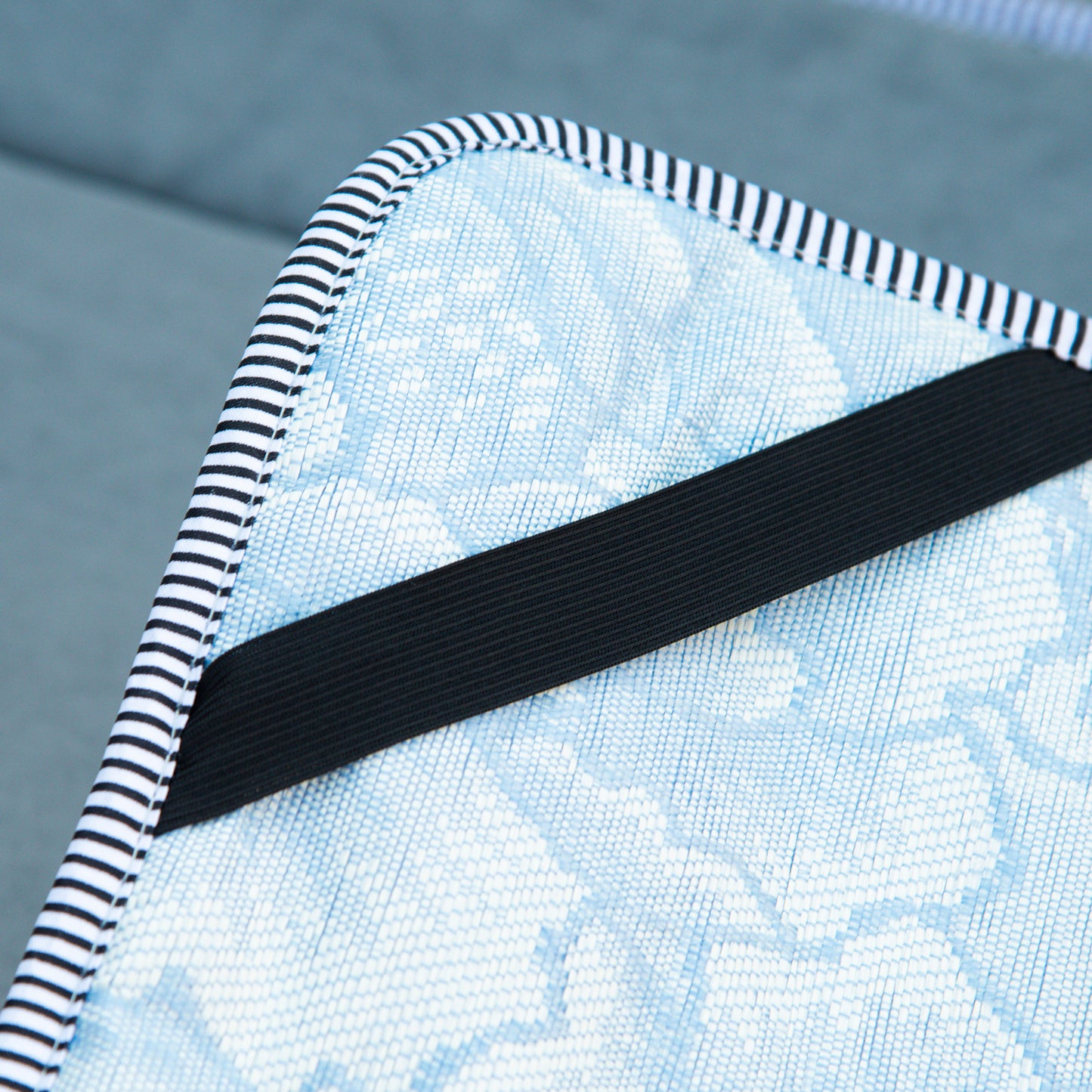 Outsunny Feldbett faltbar Campingbett mit Matratze Tragetasche 188 x 64,5 x 53 cm Gästebett bis 150 kg belastbar Campingliege für Erwachsene Klappbett für Outdoor, Garten Camping Reisen Hellgrau