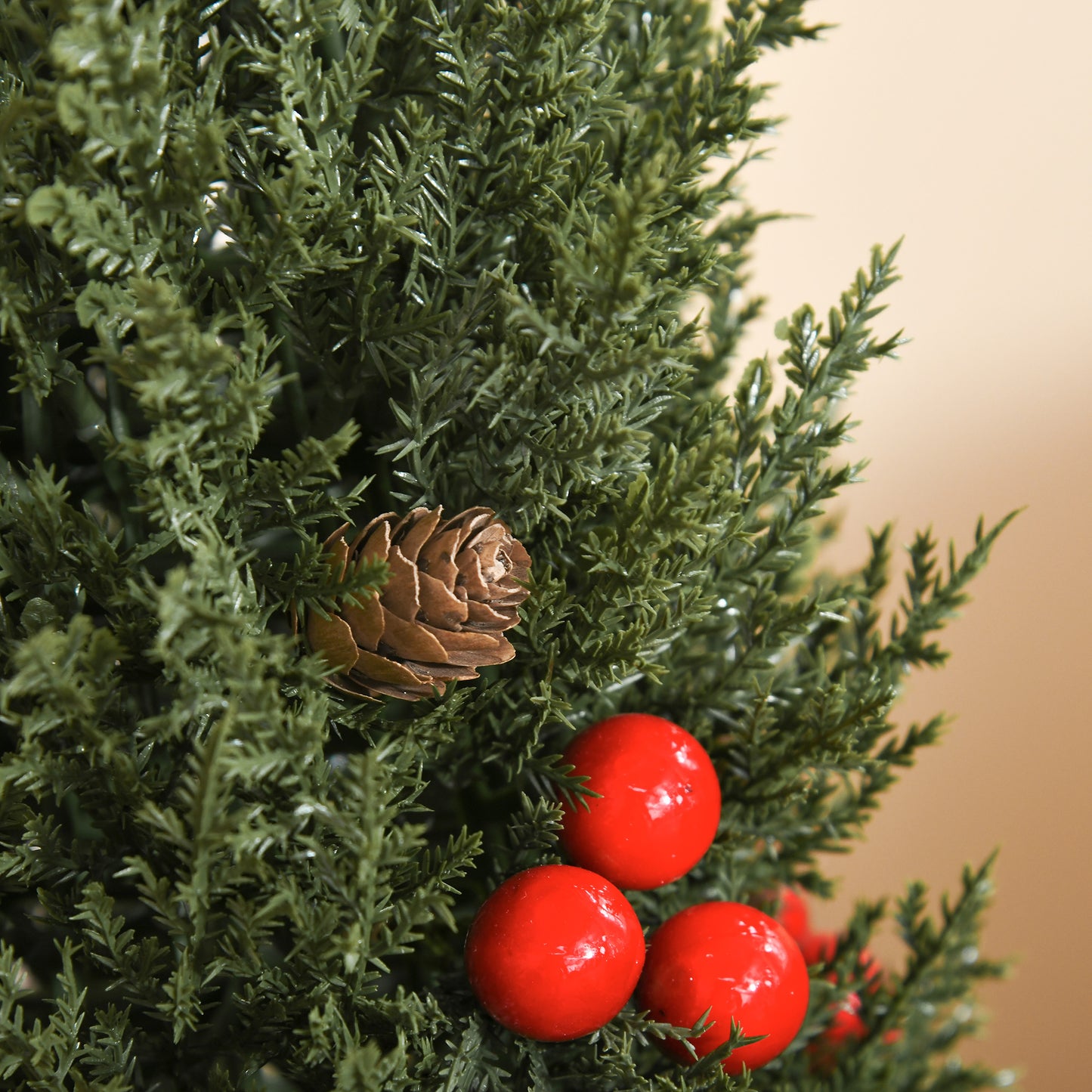 HOMCOM Mini-Weihnachtsbaum mit roten Beeren und Tannenzapfen, inkl. Übertopf 27 cm x 27 cm x 47 cm, Mehrfarbig