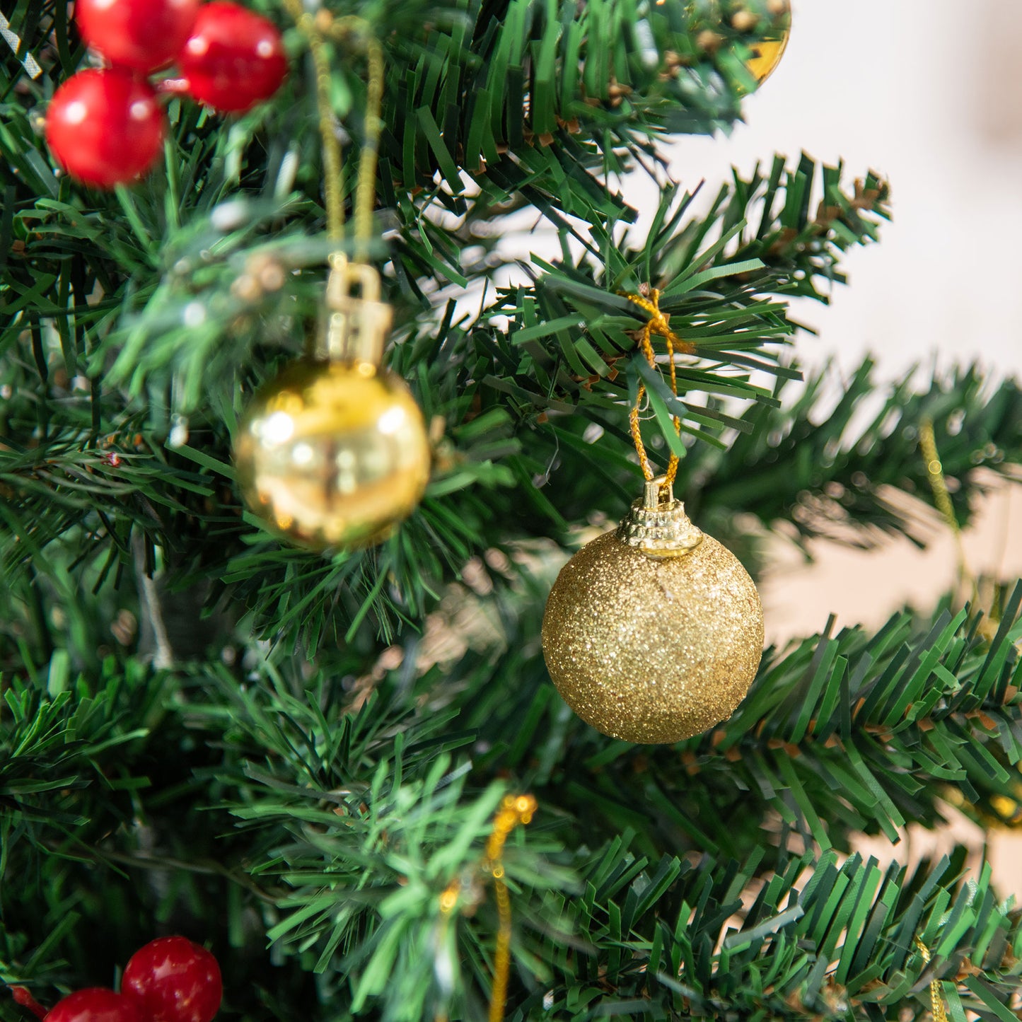 HOMCOM Mini-Weihnachtsbaum Weihnachtsdekoration Weihnachtsdeko, inkl. Weihnachtskugeln und LED-Lichter 60 cm, Mehrfarbig