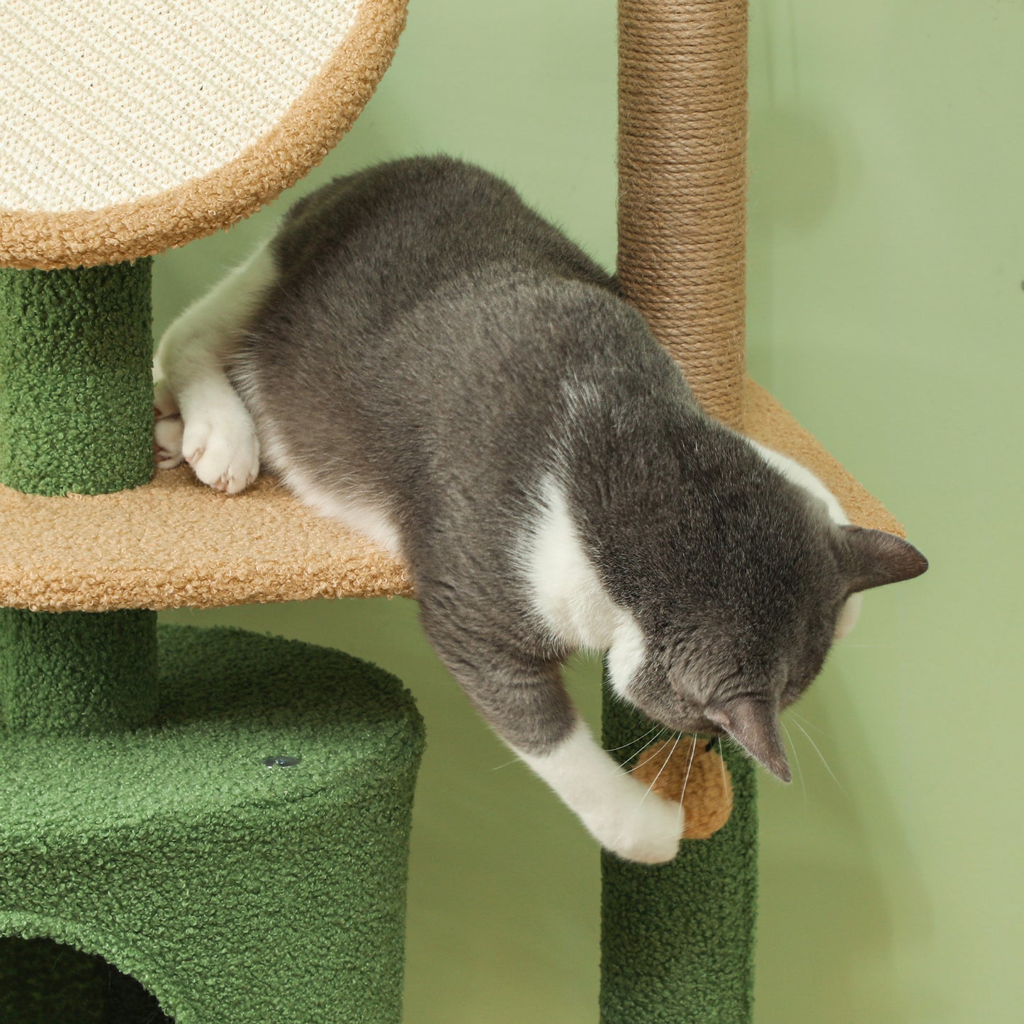 PawHut Kratzbaum, 139 cm Katzenbaum mit Höhle, Spielbällen, Sisal-Kratzpfosten und Plattformen, für zwei Katzen, Grün