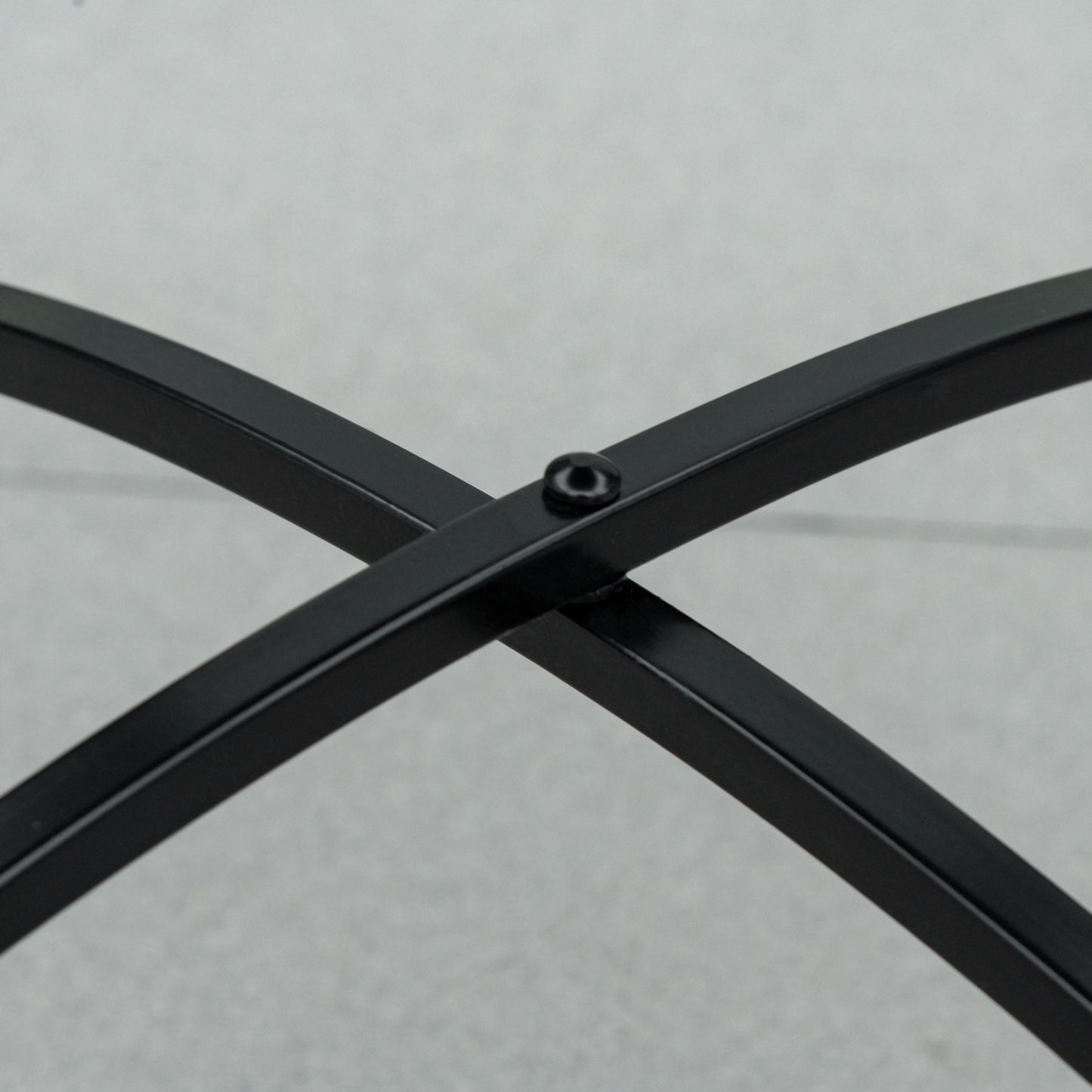 Outsunny Gartentisch Ø60 cm, Wetterfest Balkontisch aus Metall, Esstisch Outdoor, Campingtisch Beistelltisch, rund Terrassentisch für Garten Terrasse Balkon Rot+Blau+Weiß