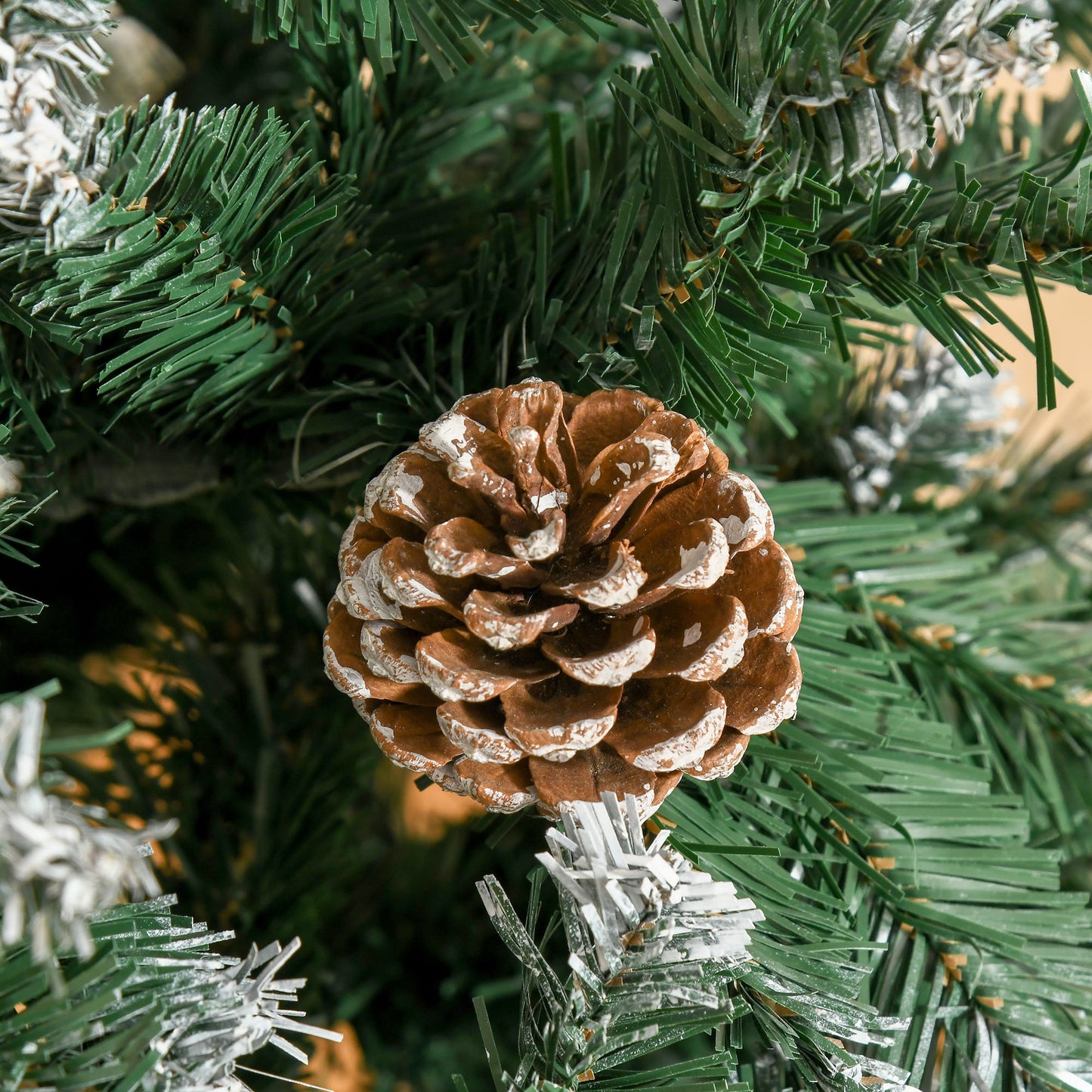 HOMCOM Künstlicher Weihnachtsbaum 180 cm Kieferbaum künstlich mit 59 Zapfen, Schnee, 1111 Spitzen für drinnen