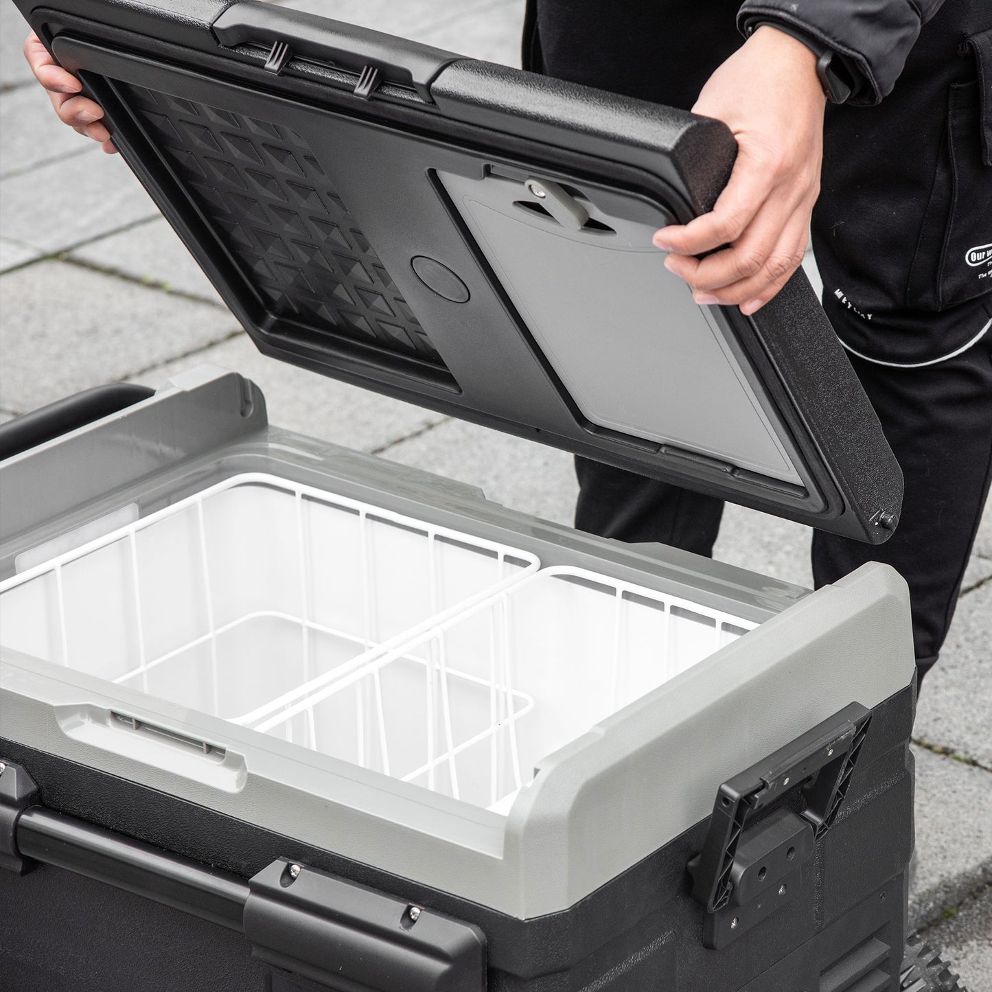 Outsunny Kühlbox Auto 40L mit LED-Beleuchtung Kompressor Autokühlschrank mit Griffe Transportrollen Boot Camper Reisen 12/24V DC und 110-240V AC Grau+Schwarz