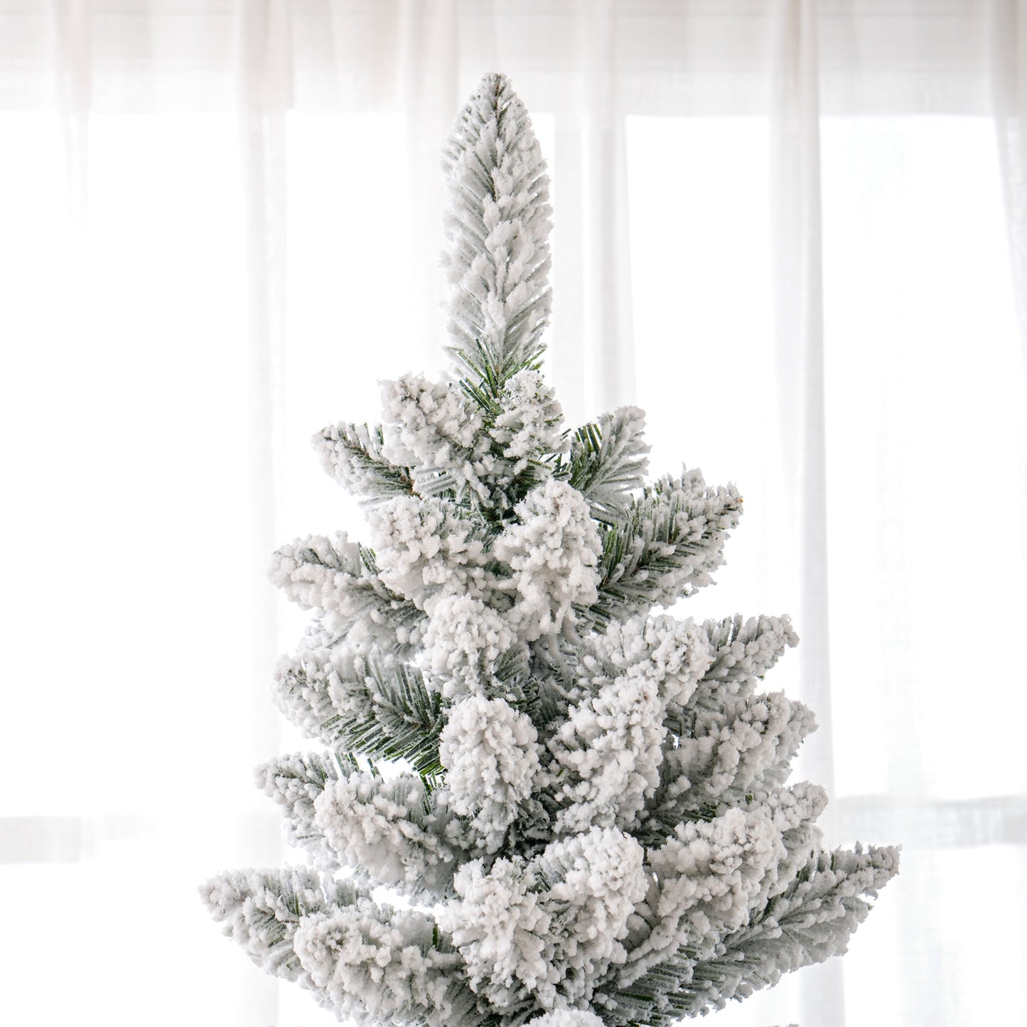 HOMCOM Künstlicher Weihnachtsbaum, flammenhemmend, mit Kunstschnee, schlank, Stahlfuß, 75 x 210 cm, Grün