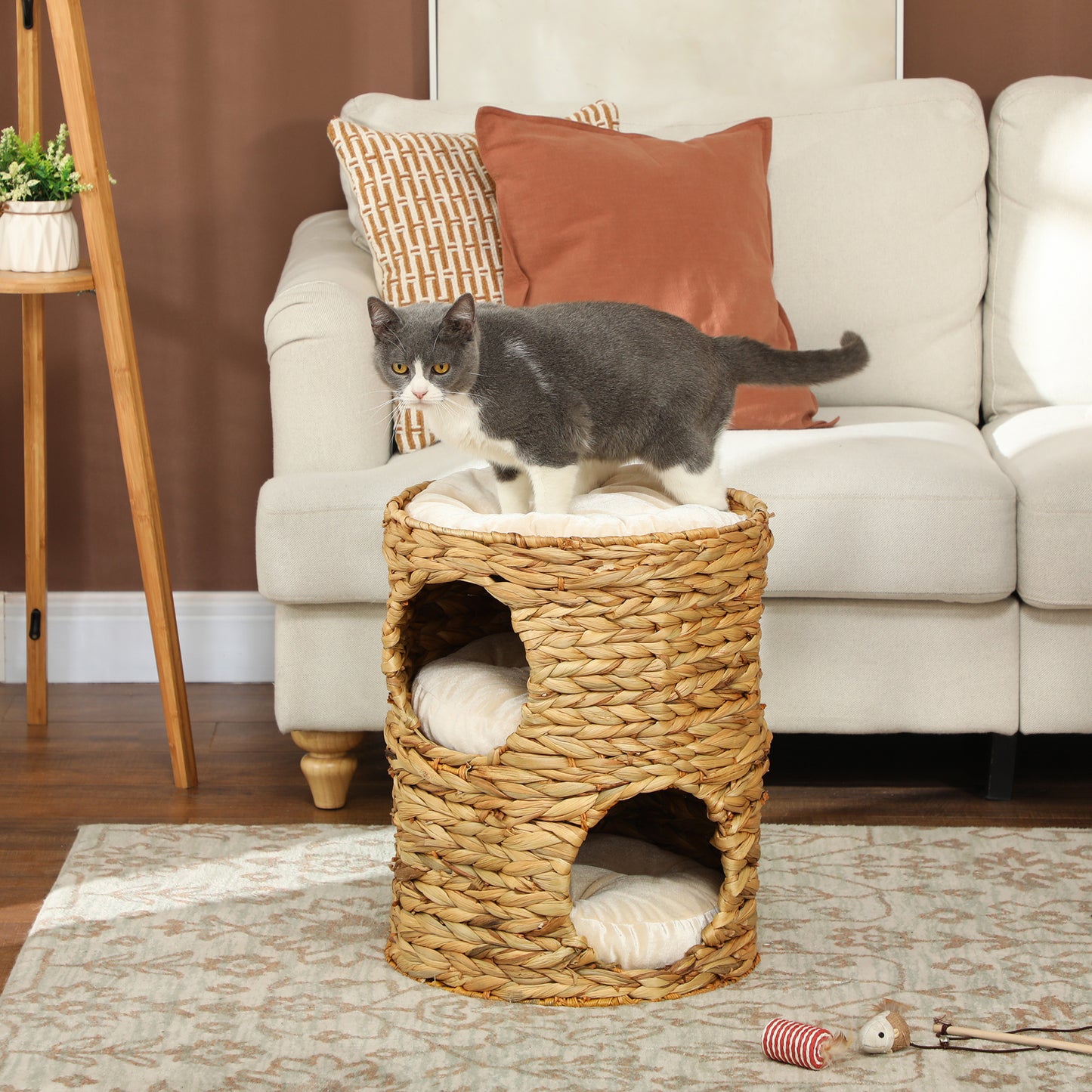 PawHut Kratztonne, 50 cm, 2 Höhlen, Kissen, Kratzbaum mit Katzenbett, Katzenturm aus Wasserhyazinthe, Hellbraun