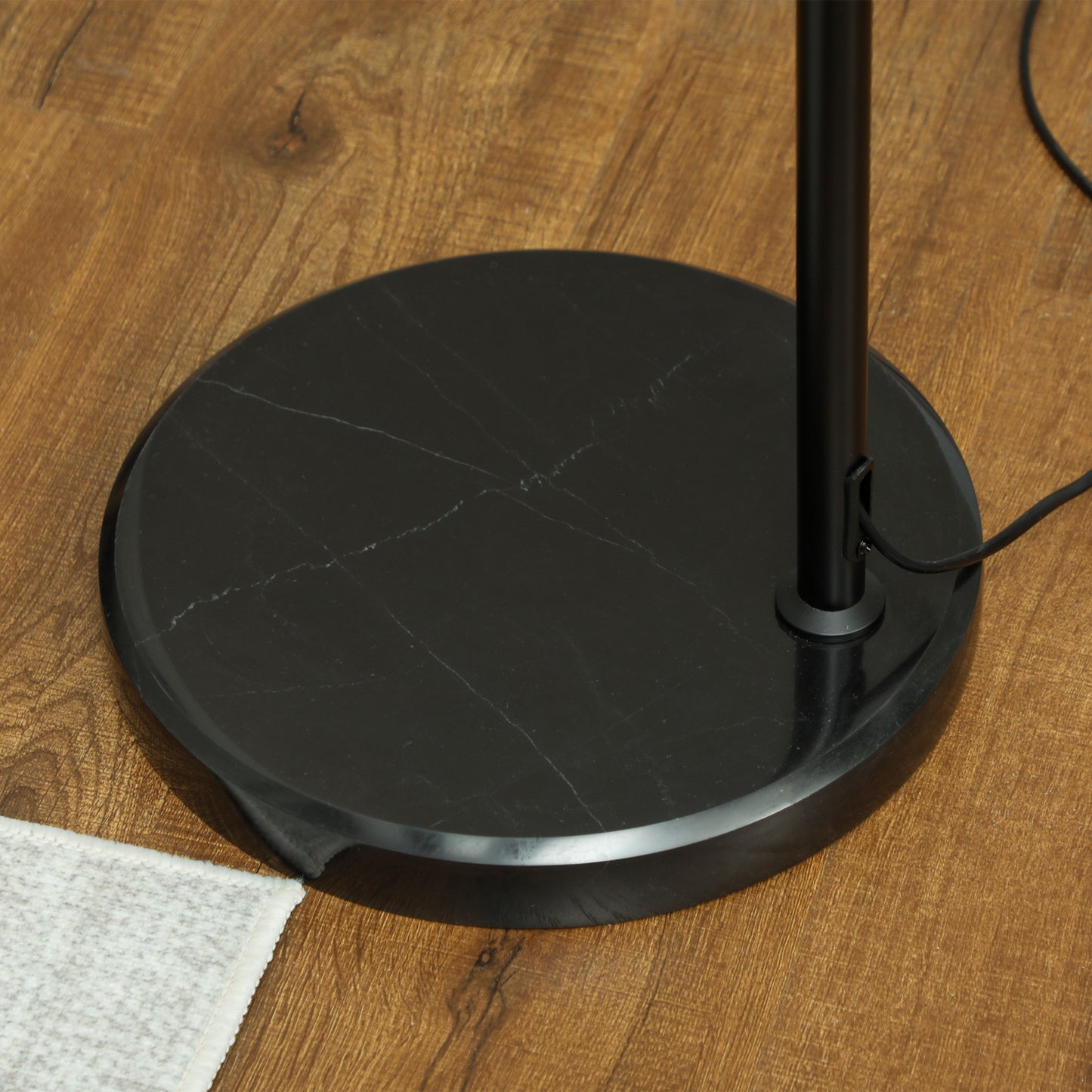 HOMCOM Stehlampe mit Hanfseil-Schirm, höhenverstellbar, Fußschalter, Metall, Schwarz