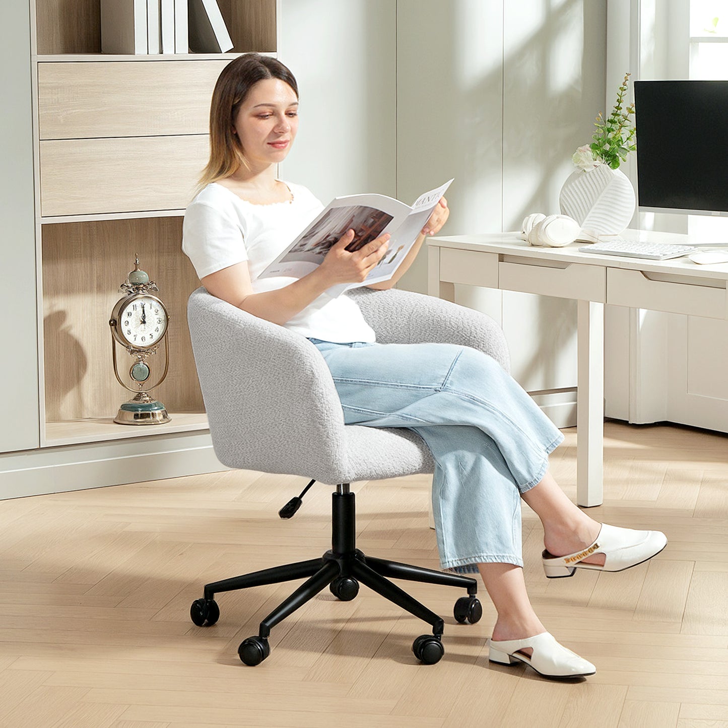 HOMCOM Gepolsterter Bürostuhl mit Plüschbezug, Wannen-Design, rollbarer Schreibtischstuhl, Stahlbasis, Creme+Schwarz