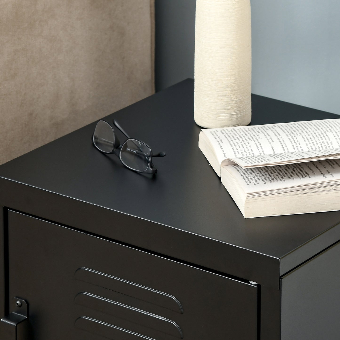 HOMCOM Nachttisch, Beistelltisch mit verstellbarem Regal, Tür, Nachtschrank für Schlafzimmer, Wohnzimmer, Metall, Schwarz, 50 x 40 x 47,5 سم