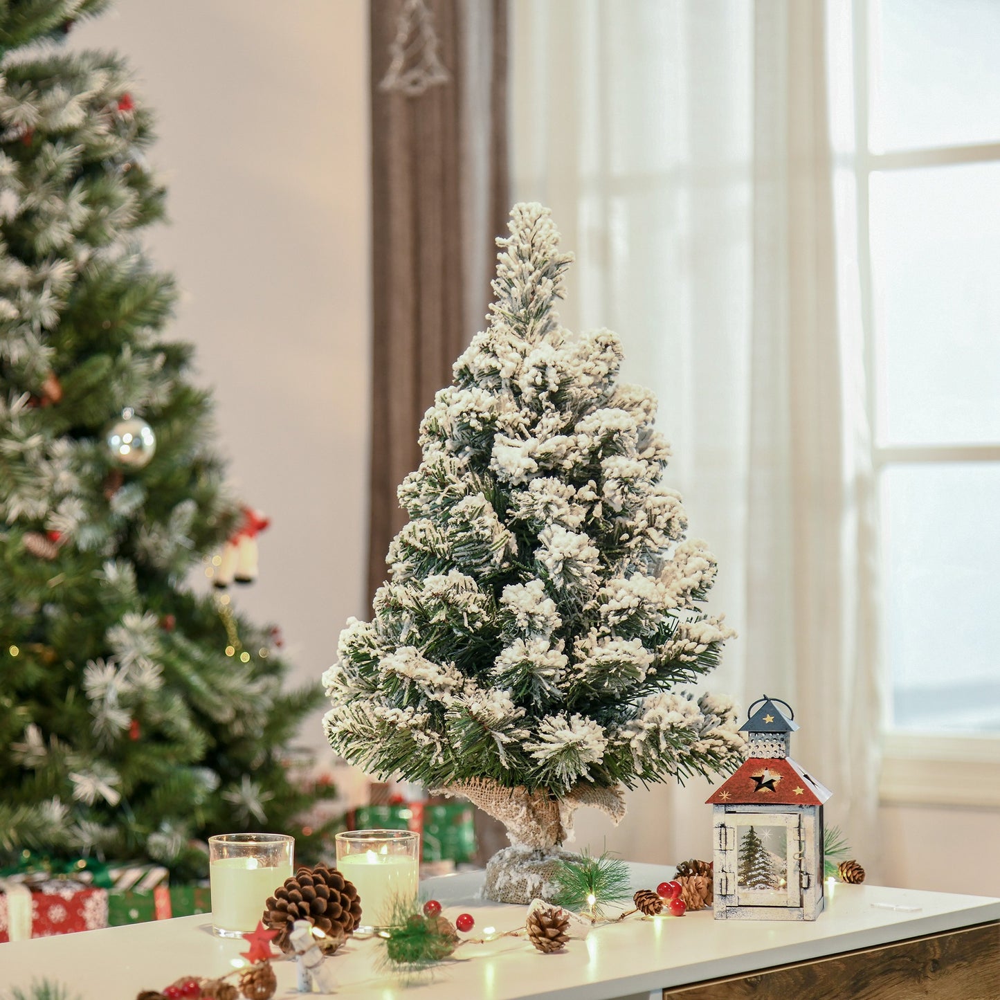 HOMCOM Mini Künstlicher Weihnachtsbaum 60 cm Tannenbaum künstlich mit Schnee, 67 Spitzen Zementbasis für drinnen Büro