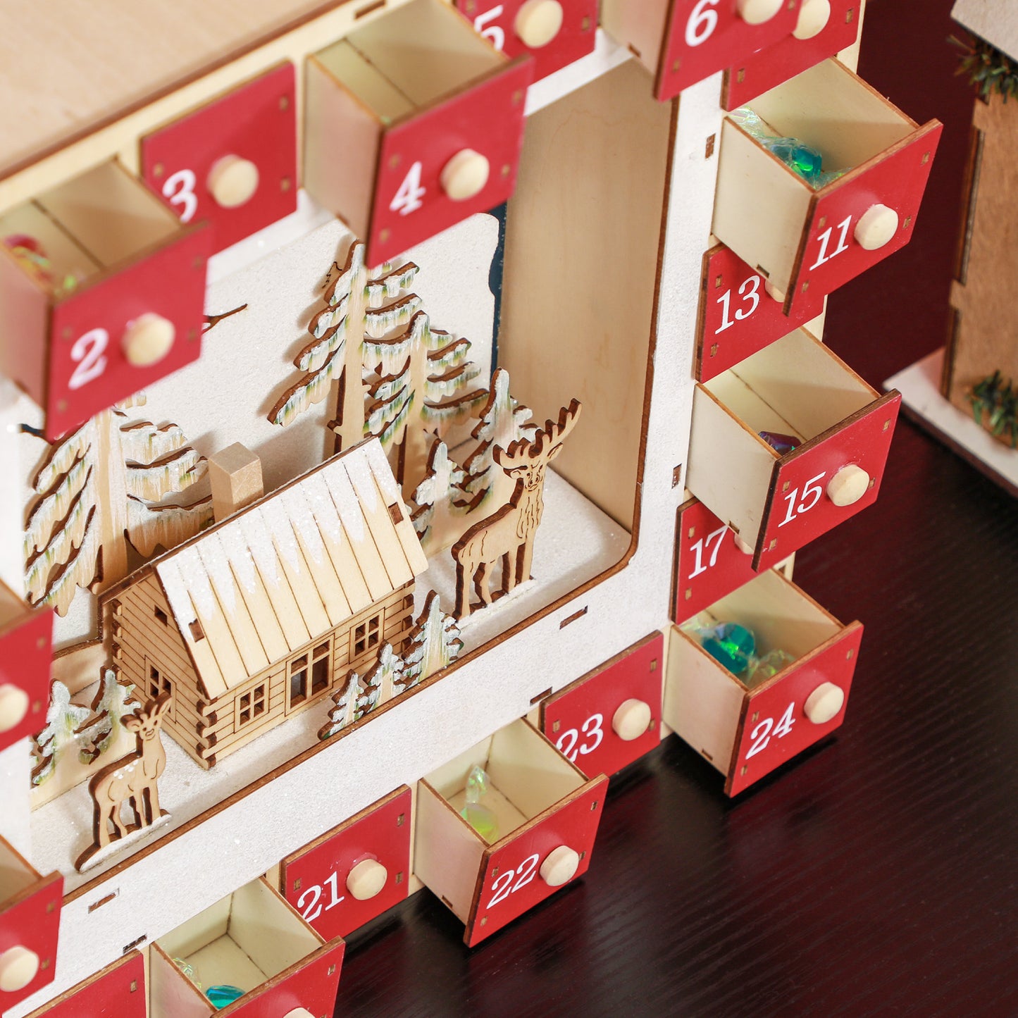 HOMCOM LED Adventskalender mit Dorfszene, 24 große Schubladen, MDF, 34 x 7 x 34 cm, Rot