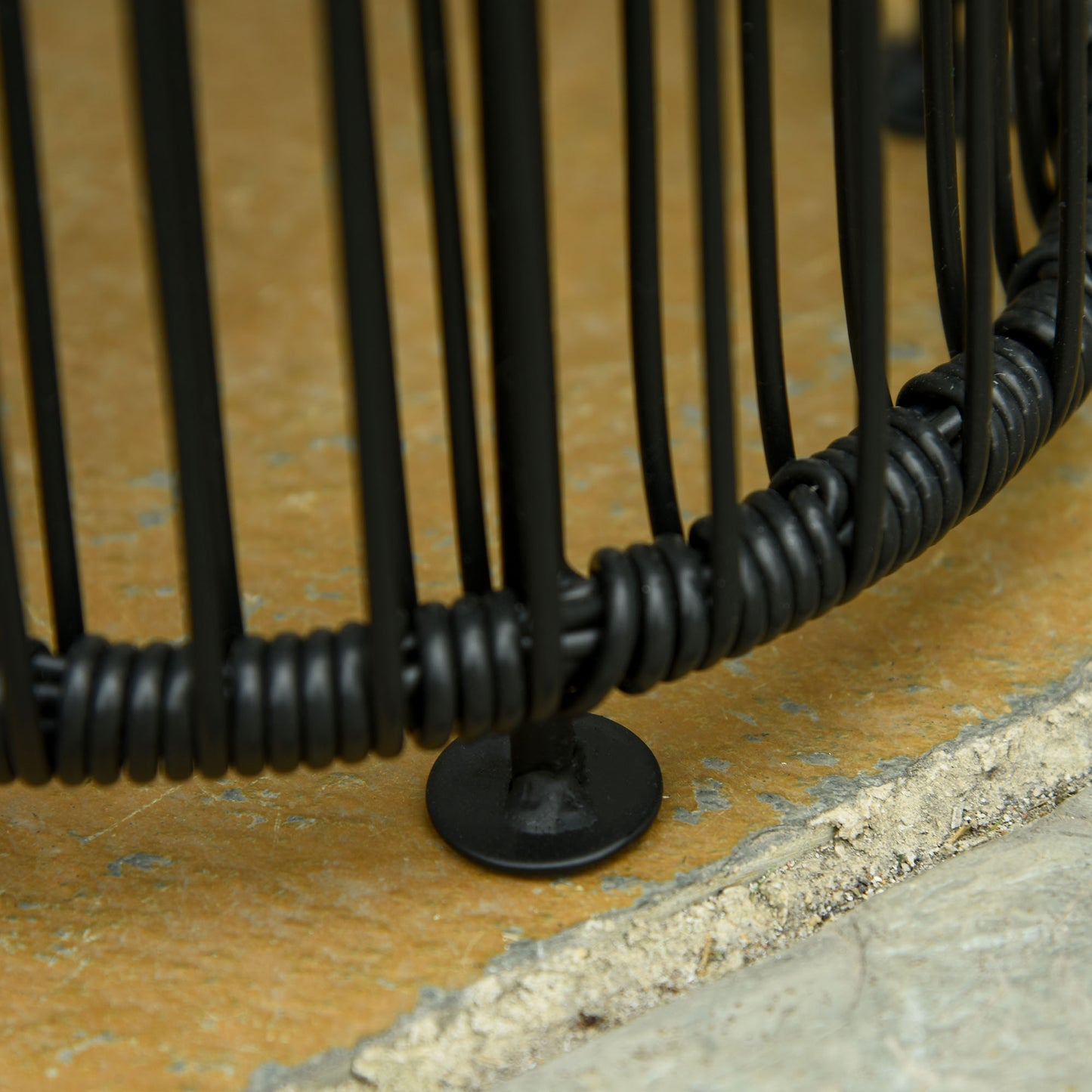 Outsunny Gartenleuchte, Außenlampe, solarbetrieben, 8 Stunden Betrieb, Rattanoptik, schwarz, 21,5 x 21,5 x 61 cm