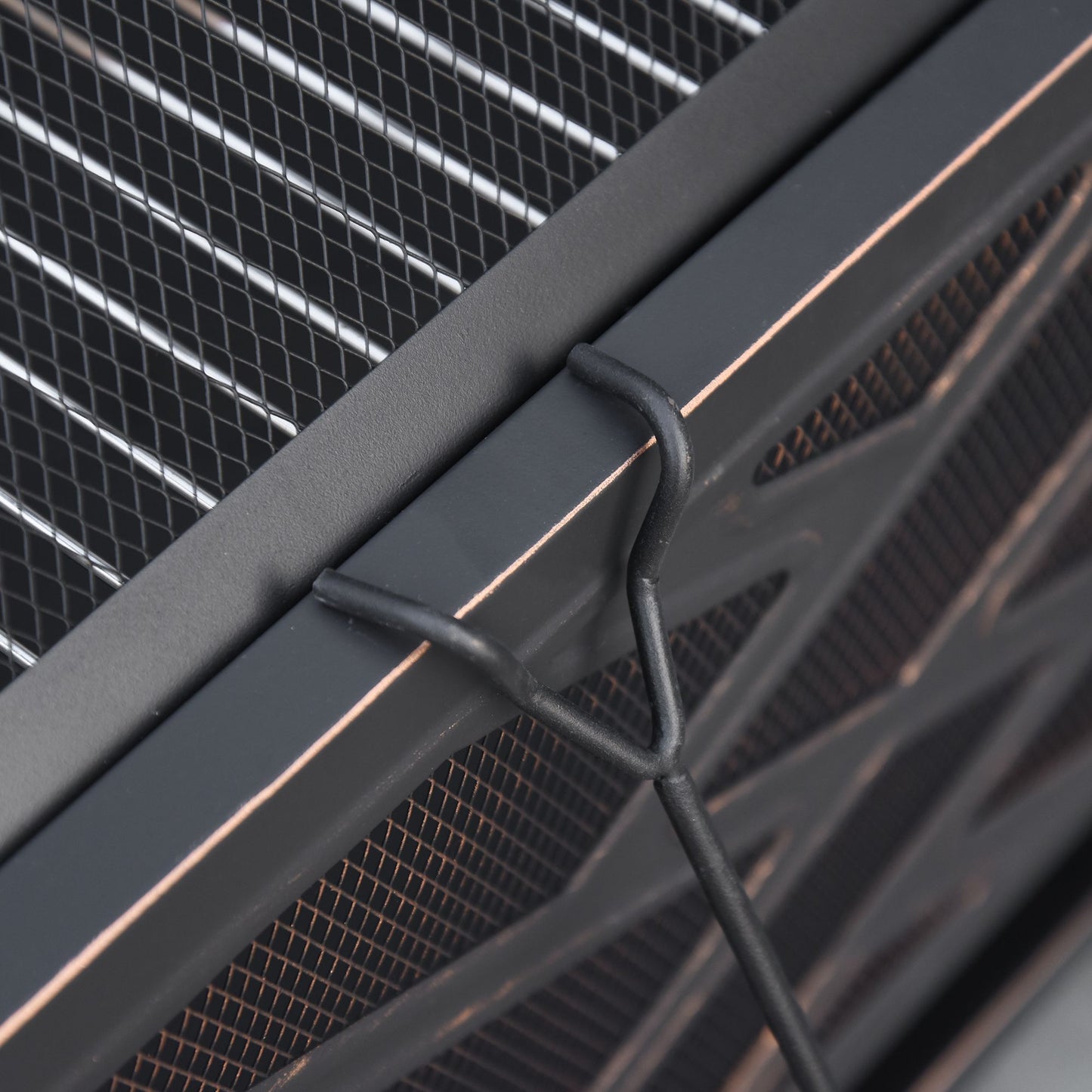 Outsunny Feuerschale mit Funkenschutz, Grillrost, Schürhaken, quadratisch, Stahlgehäuse, schwarz, 66 x 66 cm