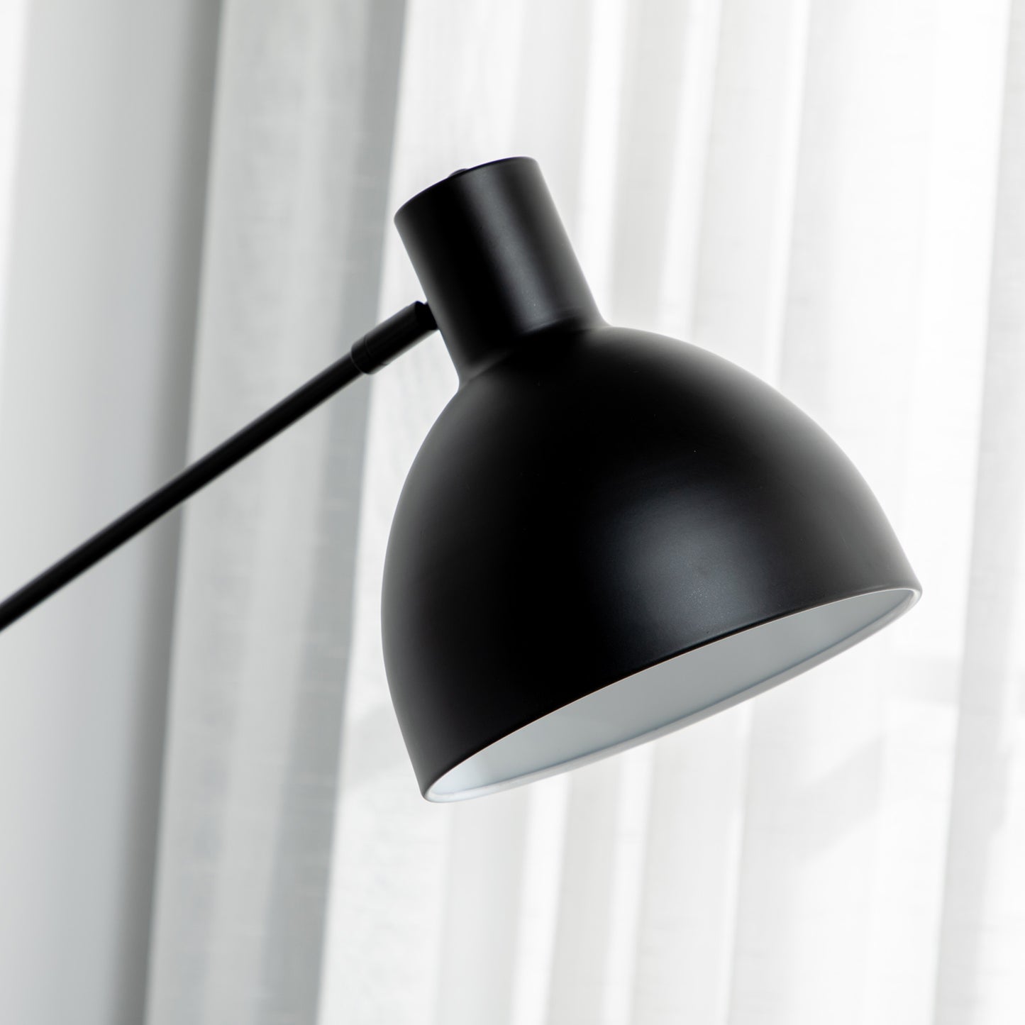 HOMCOM Stehleuchte im Industriedesign, höhenverstellbar, Bodenschalter; 30 m x 30 cm x 131 cm, Schwarz