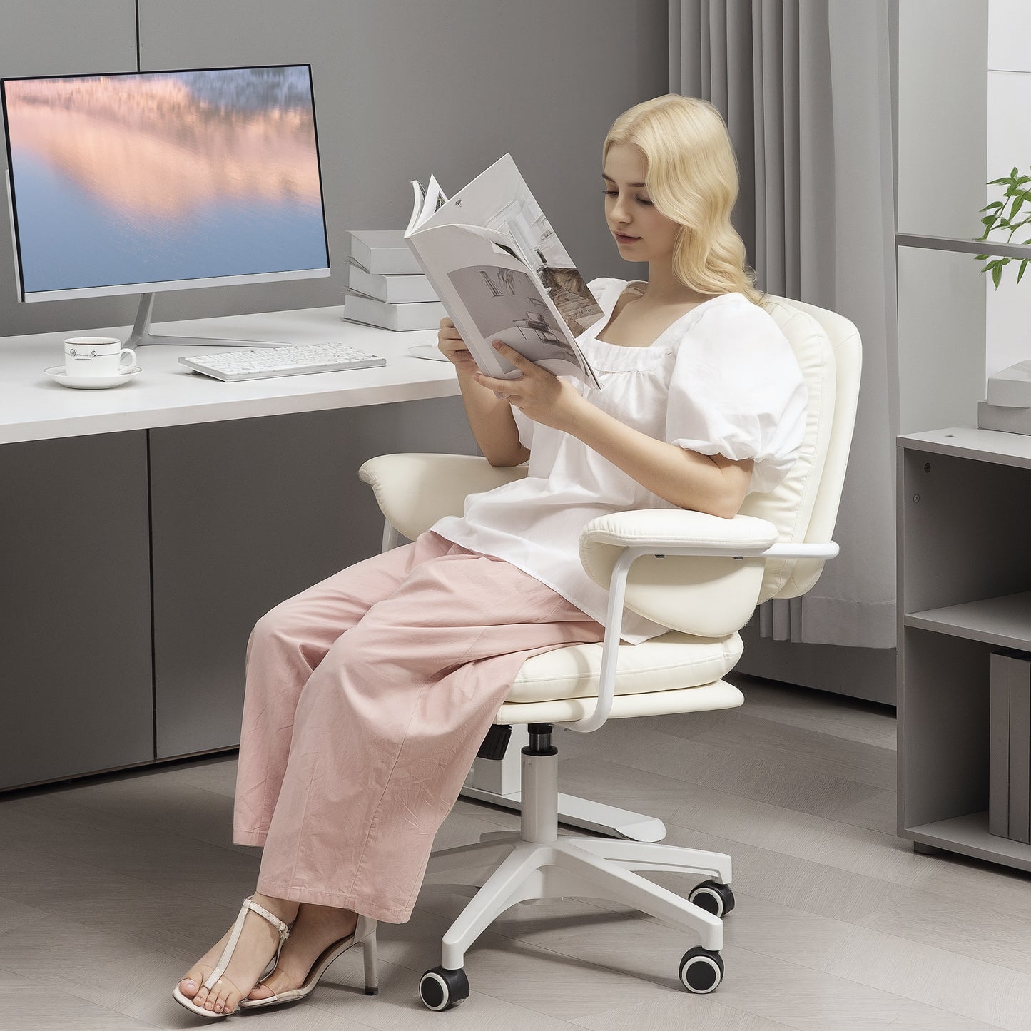 HOMCOM Höhenverstellbarer Schreibtischstuhl mit weichem Kissen und Kunstleder-Bezug, flexiblen Rädern und Kippfunktion, Weiß