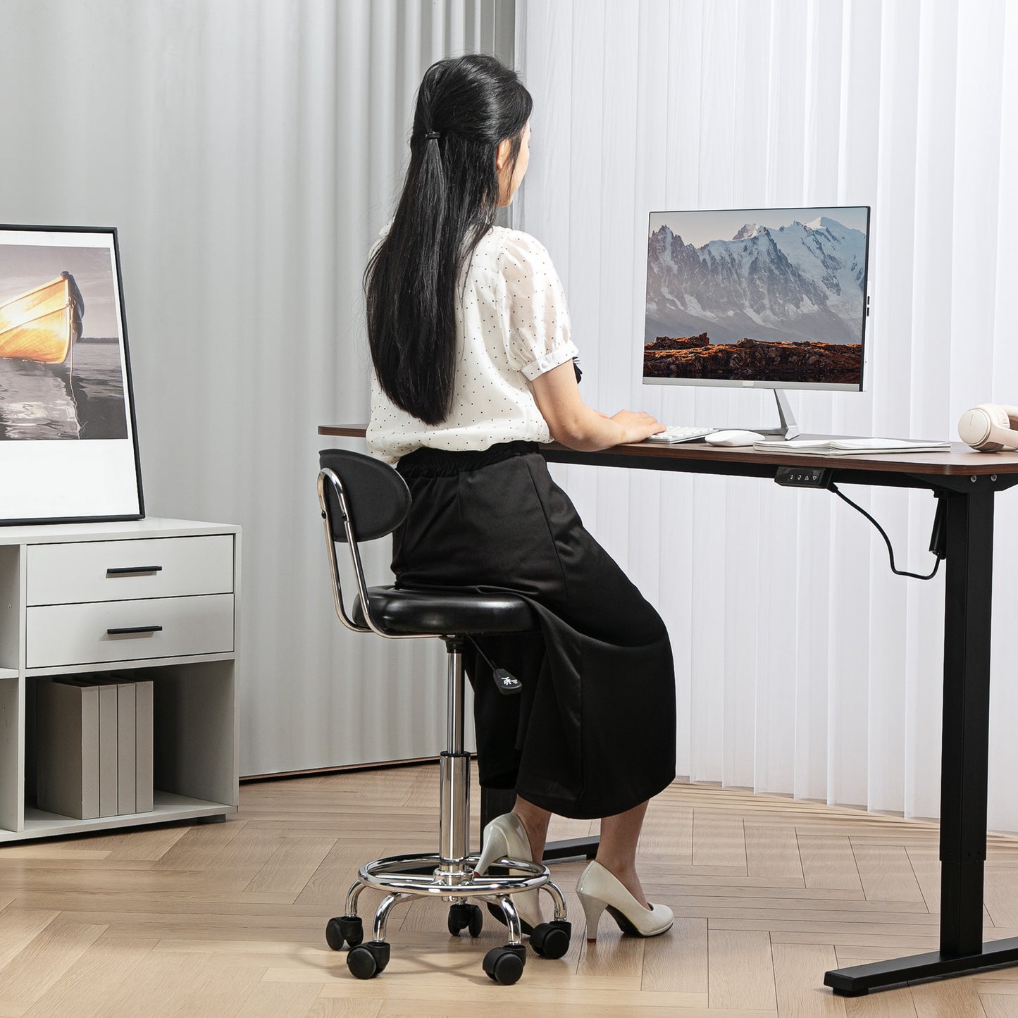 HOMCOM Rollhocker, Drehbarer und verstellbarer Hocker mit Rückenlehne, Kunstlederbezug, Fußstütze, für Frisiertische, Schwarz