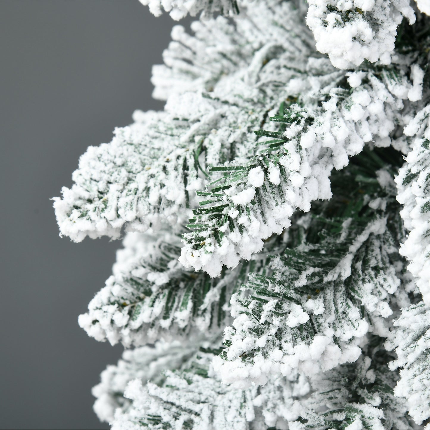 HOMCOM Künstlicher Weihnachtsbaum, 1,80 m, mit 523 Zweigen, Kunstschnee, lebensechtes Aussehen, schlanke Form