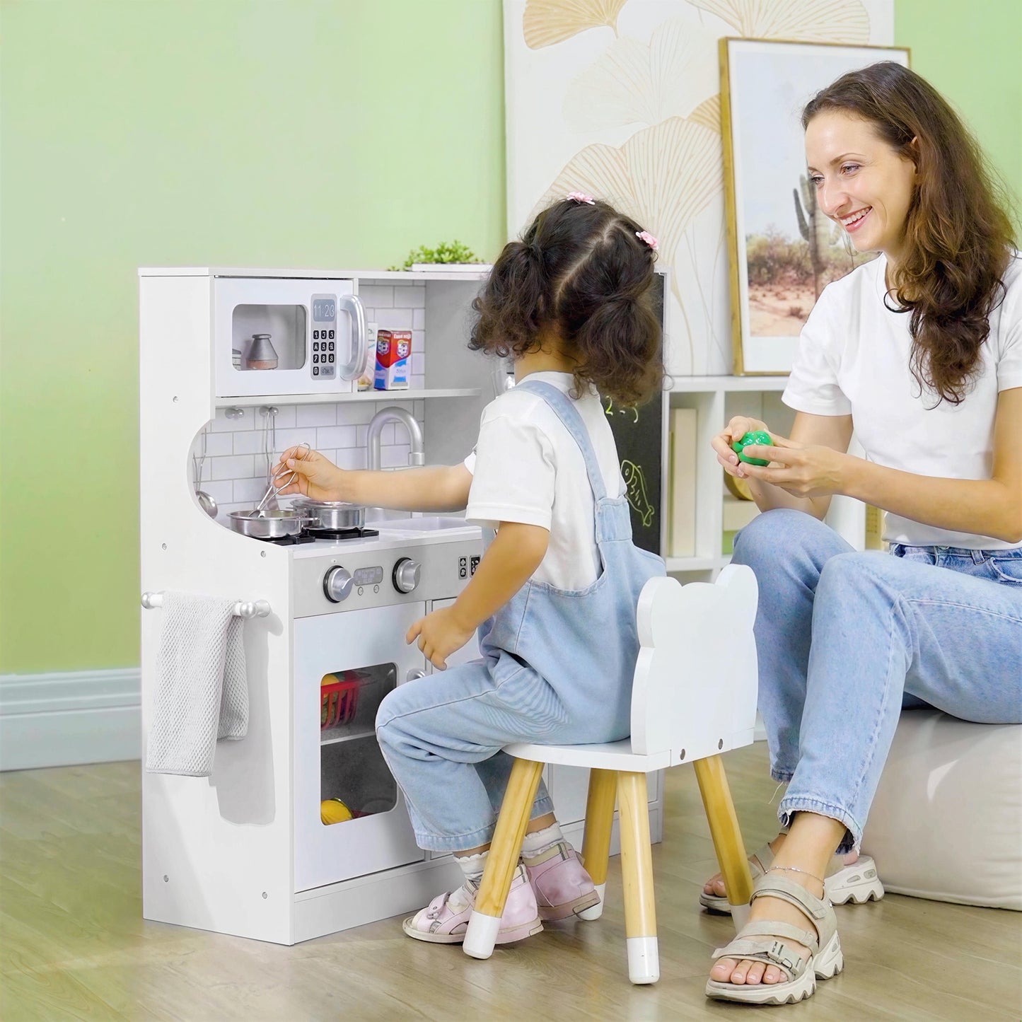 AIYAPLAY Kinderküche, Spielküche mit Telefon, Kreidetafel, Mikrowelle, Herd, Spüle, Zubehör, Eiswürfelmaschine, 3-8 Jahre, Weiß