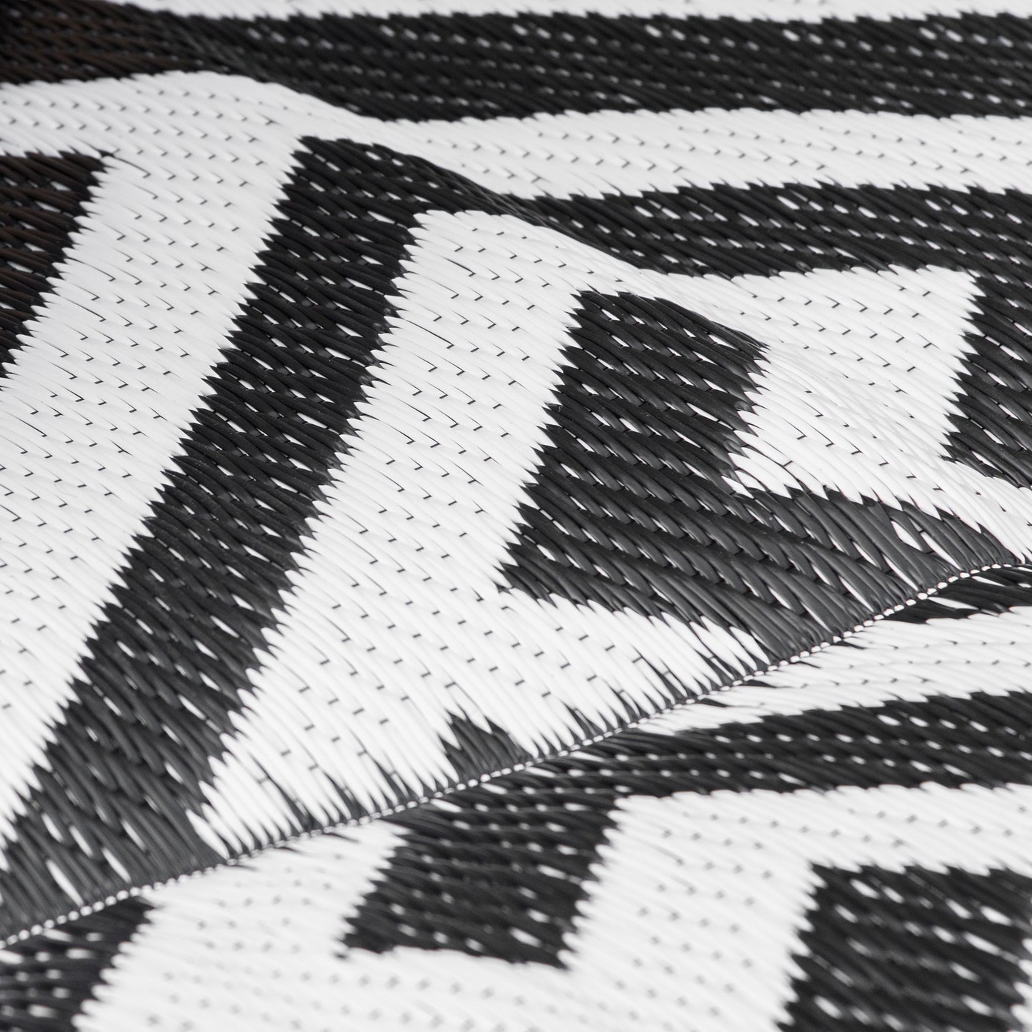 Outsunny Outdoor-Teppich, beidseitig nutzbar, strapazierfähig, Rand gegen Ausfransen, schwarz+weiß, 152 x 243 cm