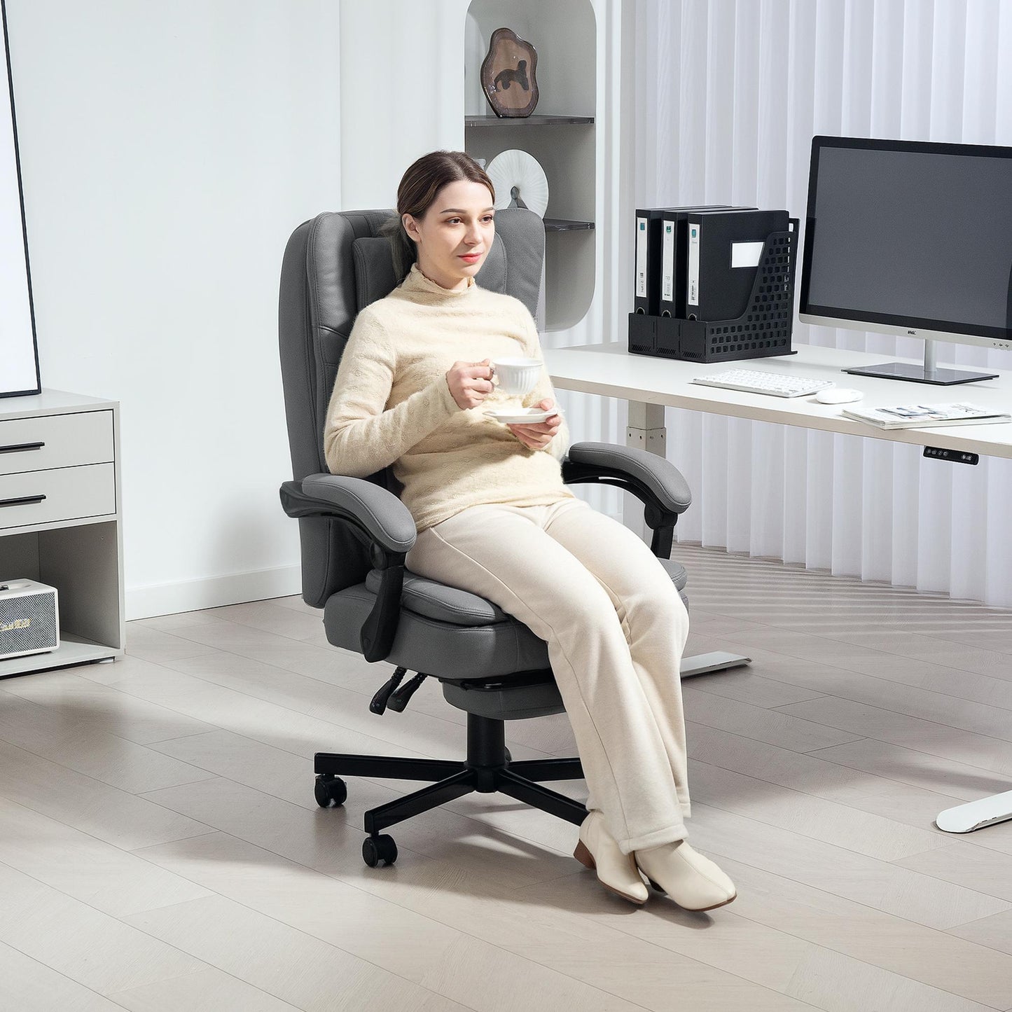 HOMCOM Bürostuhl mit Massagefunktion, höhenverstellbarer Schreibtischstuhl mit neigbarer Rückenlehne, gepolstert, rollbar, Grau