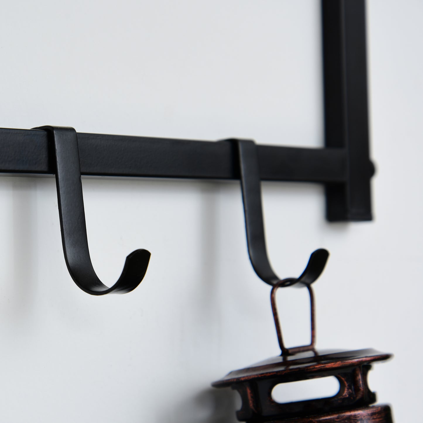 HOMCOM 2-in-1 Garderobenset Flurgaderobe mit Sitzbank Wandgarderobe für Eingangsbereich، 6 Haken، Natur+Schwarz، 75 × 30 × 45 سم (Sitzbank)