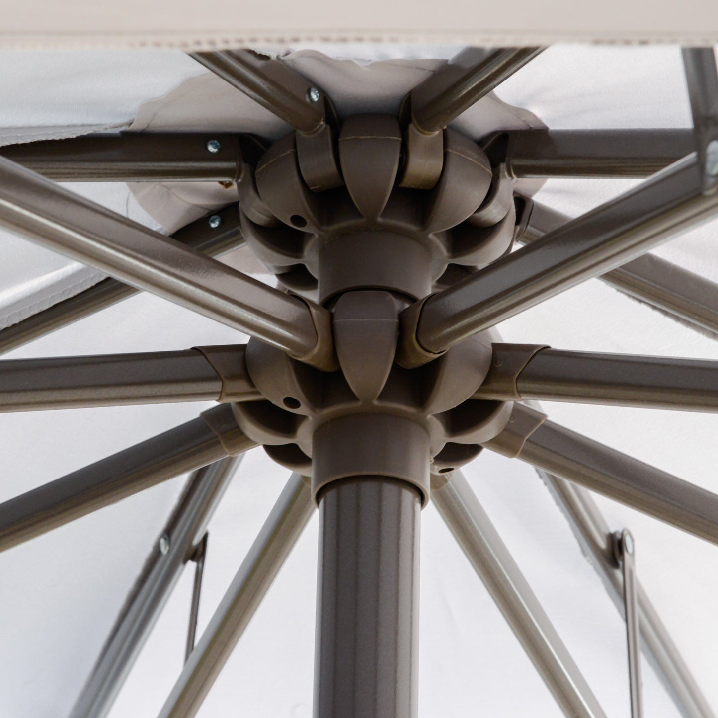 Outsunny Sonnenschirm Ampelschirm Ø2,67 x 2,45 m Kurbelschirm mit Doppeldach Kreuzbasis Stahl Outdoor Sonnenschutz Polyester Stahl Hellgrau