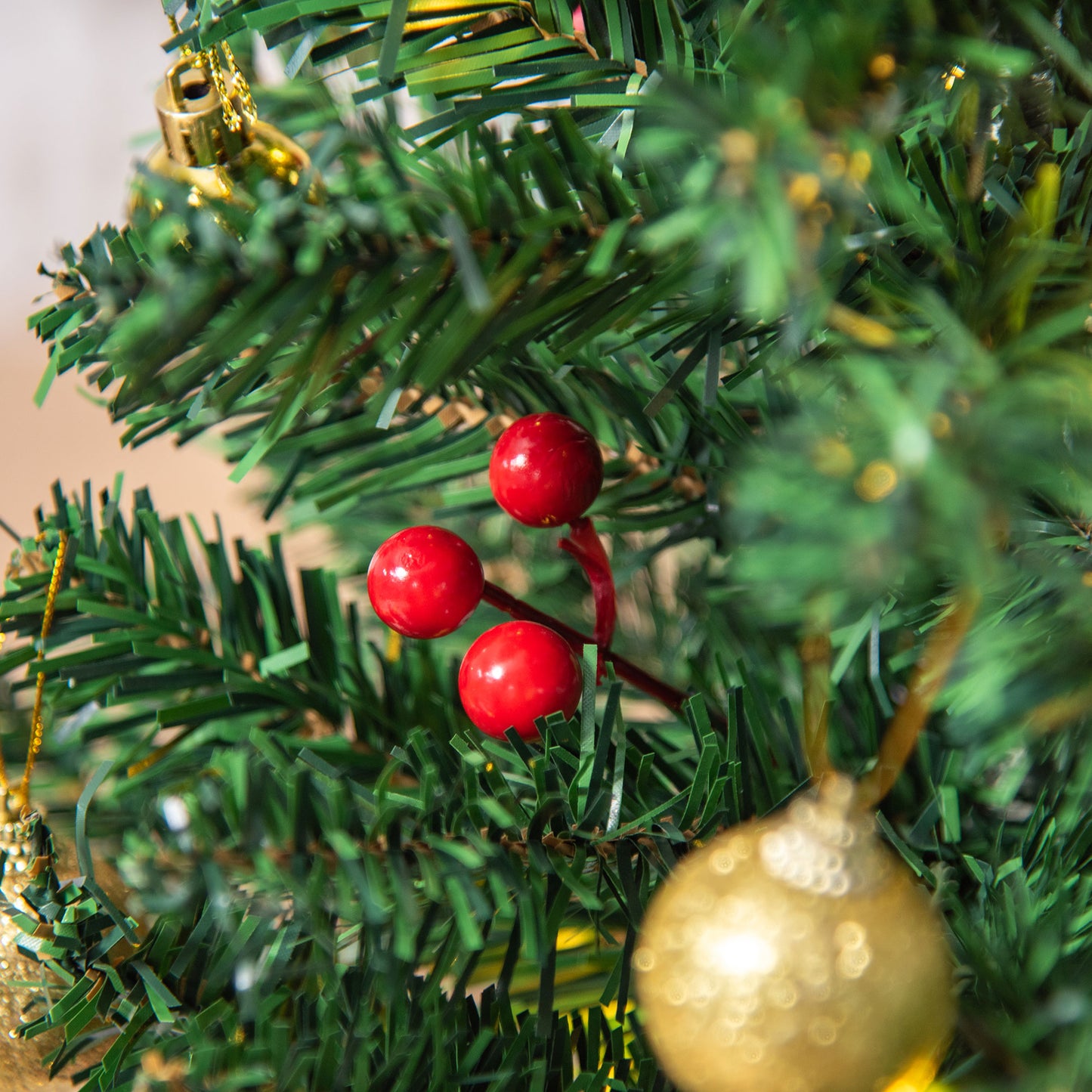 HOMCOM Mini-Weihnachtsbaum Weihnachtsdekoration Weihnachtsdeko, inkl. Weihnachtskugeln und LED-Lichter 60 cm, Mehrfarbig