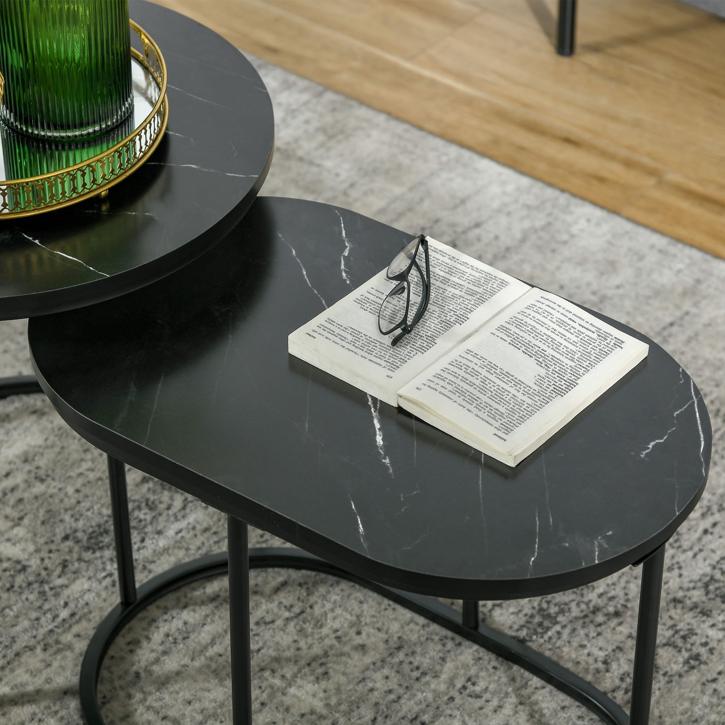 HOMCOM 2er-Set Couchtisch، Ovaler und runder Kaffeetisch، Stapelbar، Marmoroptik، MDF، Metall، Ø50 x 50,5H cm، Schwarz