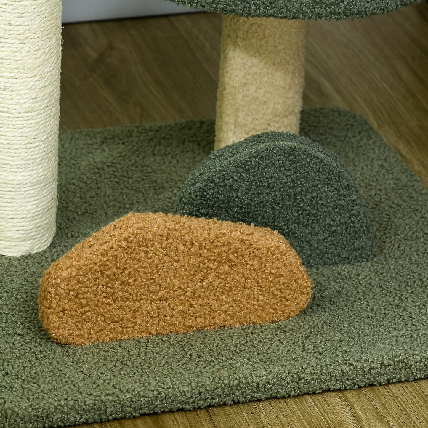 PawHut Kleiner Kratzbaum mit 2 Liegeflächen, inkl. Spielzeug, für kleine Katzen, Grün Beige+ Braun