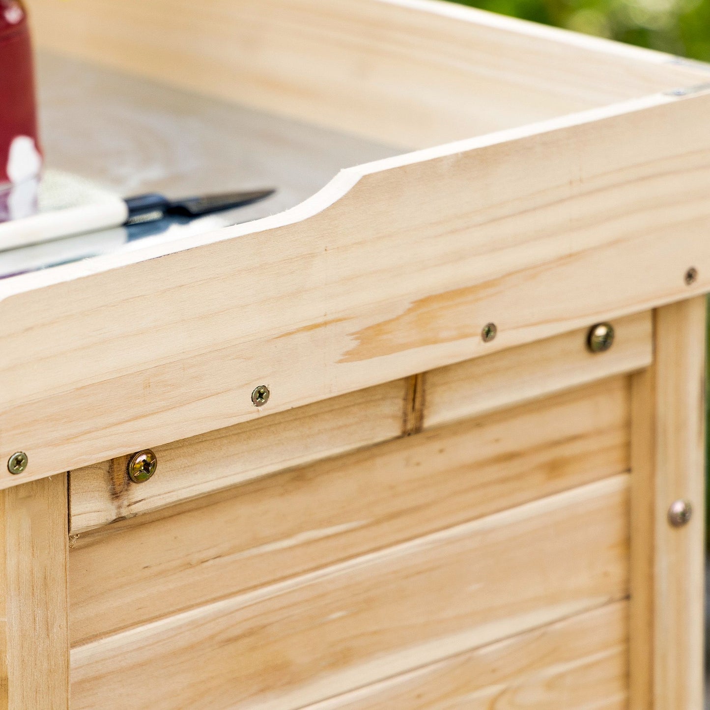 Outsunny Gartenschrank mit 2 Fächern, Metall-Arbeitsplatte mit Aufkantung, Naturholz, 83 x 40 x 92 cm