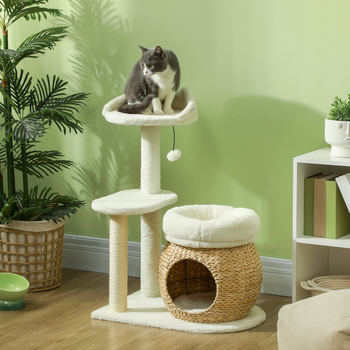 PawHut Kratzbaum mit Katzenhöhle, Spielball und Plattform, Schilfrohr/Sisal, bis 10 kg, 60 x 40 x 79 cm, Cremeweiß